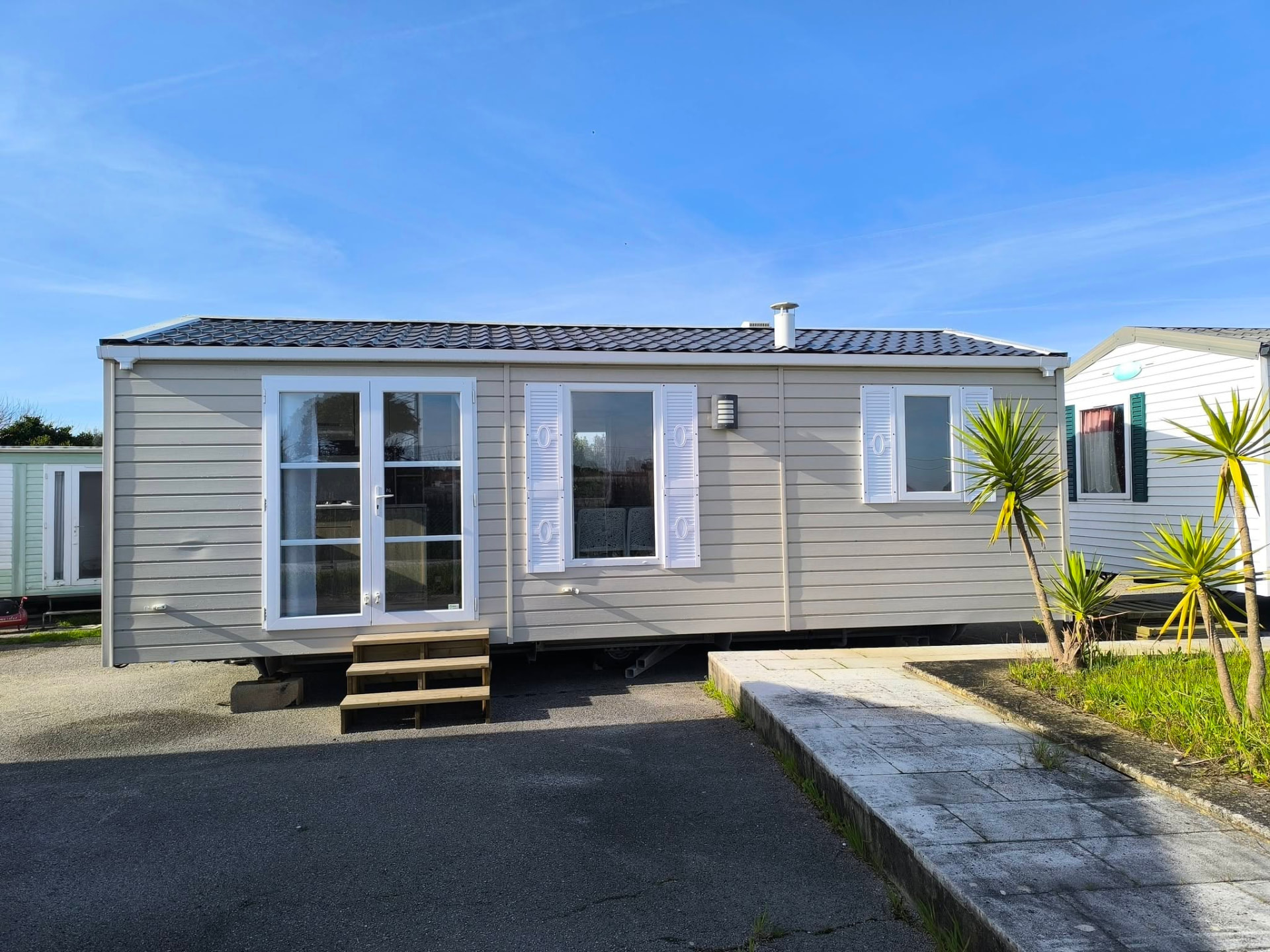 Mobil Home T2 — Fachada cinza